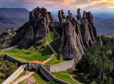 Пъстрата красавица-пещерата ВЕНЕЦА и Белоградчишките скали